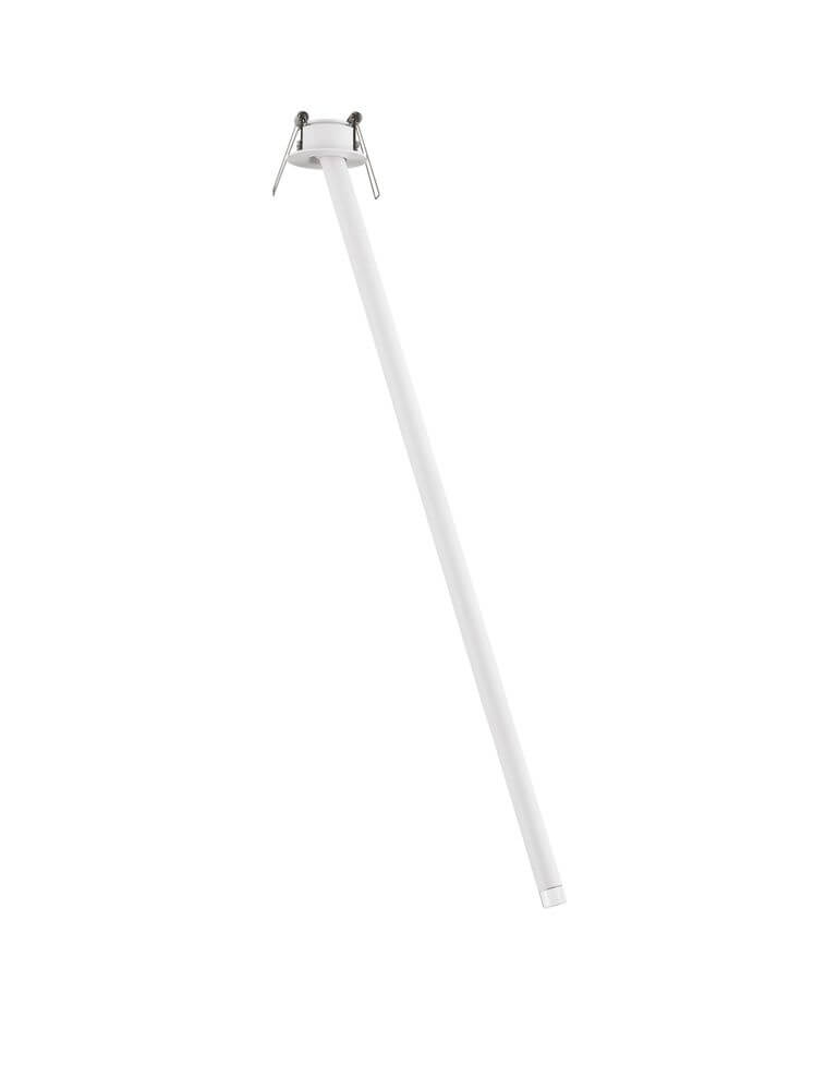 Stilvi Deckenleuchte H 64cm Ø 5cm 3000K montiert mit weißem Gehäuse und Halterung.