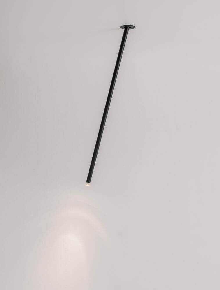 Stilvi Deckenleuchte H 64cm Ø 5cm 3000K an der Decke montiert, modernes Design.