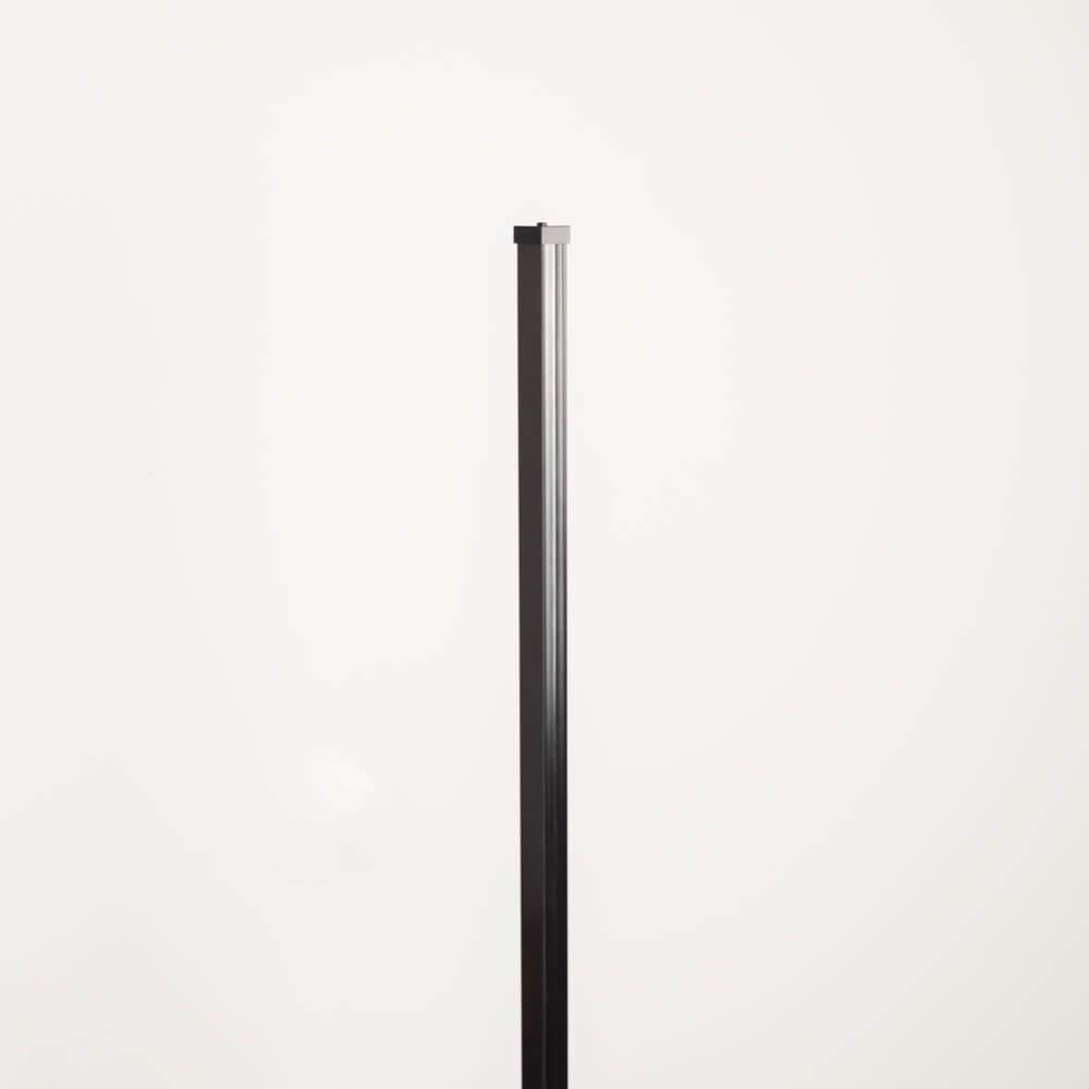 Minimalistisches schwarzes Aluminiumprofil der Sting LED-Stehleuchte für modernes Ambiente.