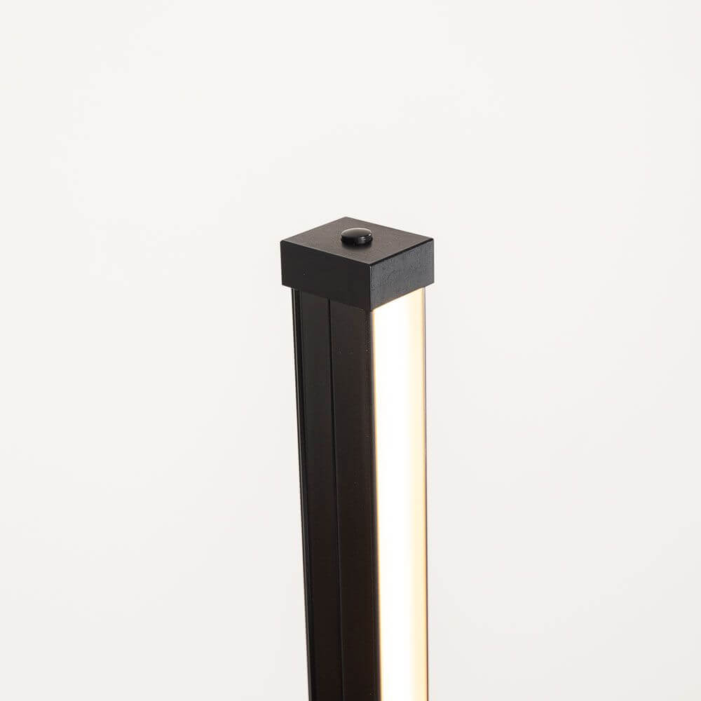 Sting Blackline LED-Stehleuchte in Schwarz, minimalistisches Design mit eleganter Lichtabdeckung.