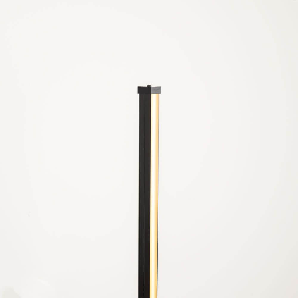Sting Blackline LED-Stehleuchte in Schwarz mit warmweißer Beleuchtung und modernem, minimalistischen Design.