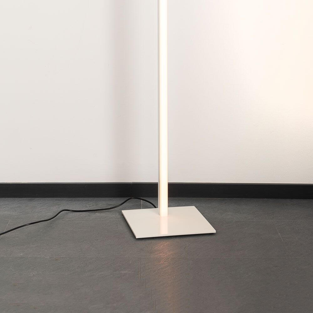 Sting Dim2warm langlebige LED-Stehleuchte mit minimalistischem Design und hochwertiger Lichttechnik.
