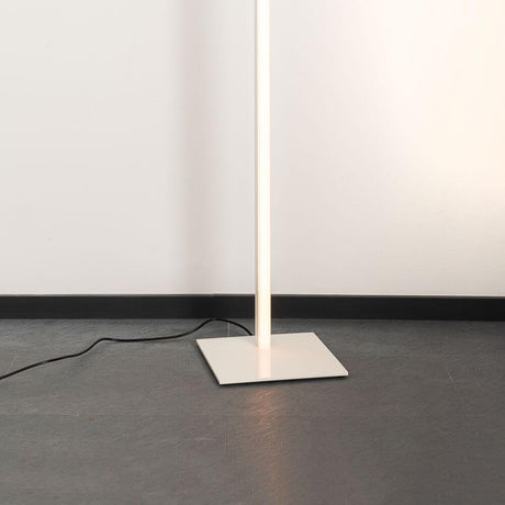 Candeeiro de pé duradouro Sting Dim2warm LED com design minimalista e tecnologia de iluminação de alta qualidade.