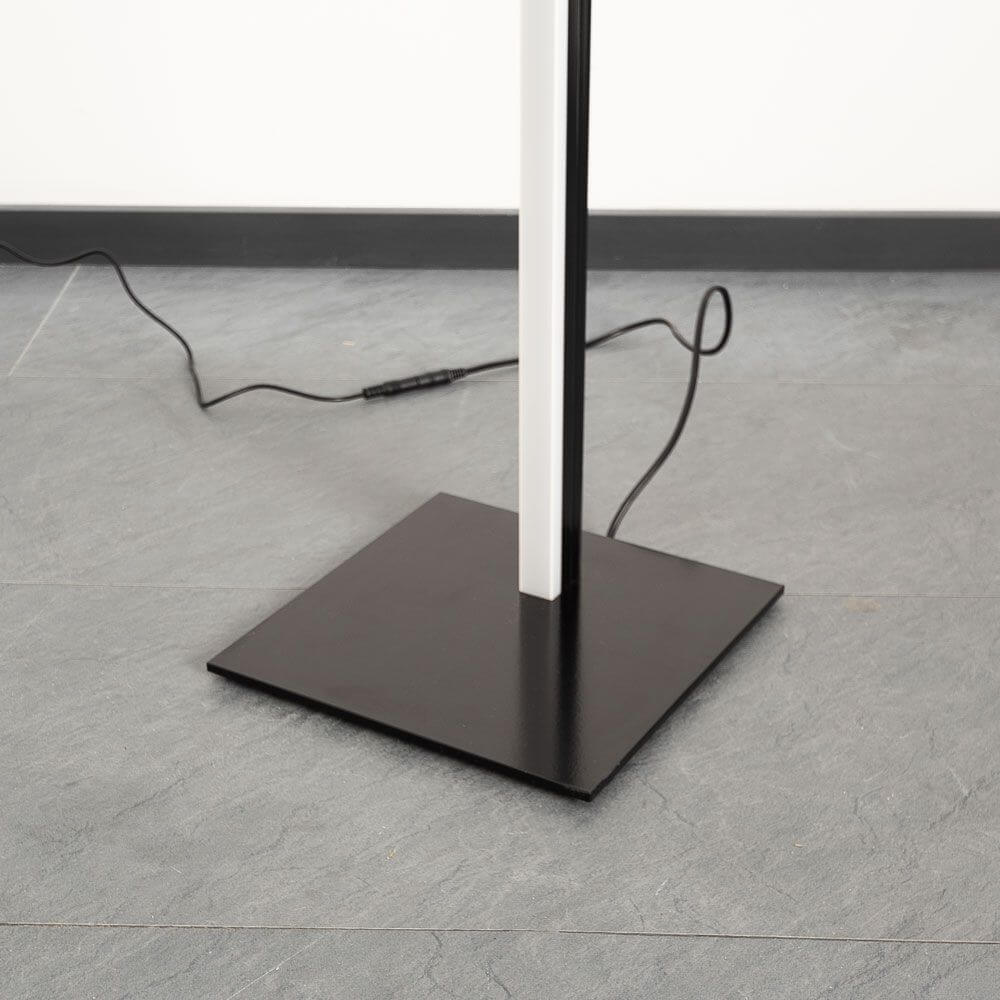 Sting Dim2warm langlebige LED-Stehleuchte mit schwarzem Fuß und elegantem Design
