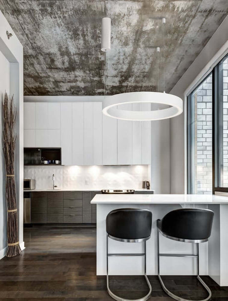 Moderne køkken med brod LED Pendel Ø 60cm 3000K over en hvid ø og stilfulde sorte barstole.