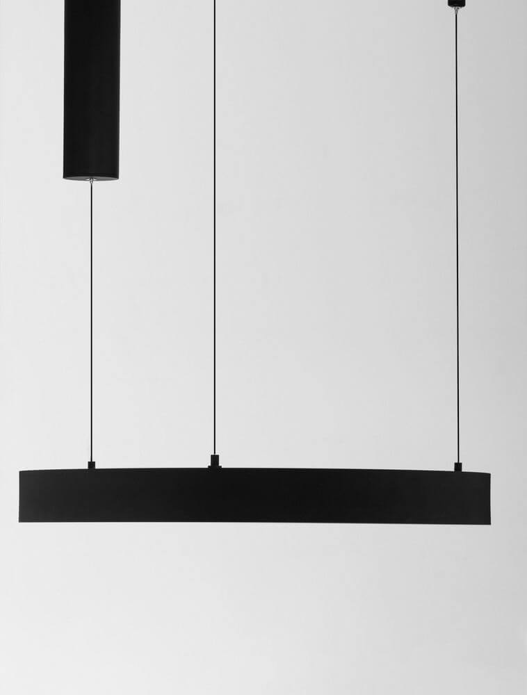 Sting LED Pendelleuchte in Schwarz mit minimalistischer Design, schwebend von der Decke, homogene Beleuchtung.