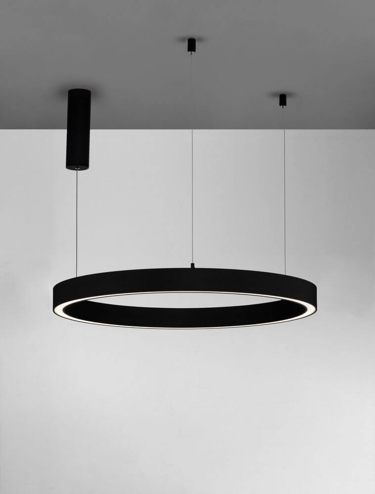 Sting LED Pendelleuchte Ø 80cm 3000K in elegantem Schwarz mit gleichmäßiger Beleuchtung.