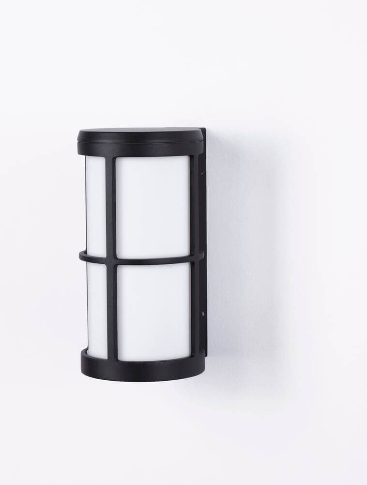 Stone Außenwandleuchte E27 IP54 an einer Wand montiert, modernes Design, schwarz und weiß.