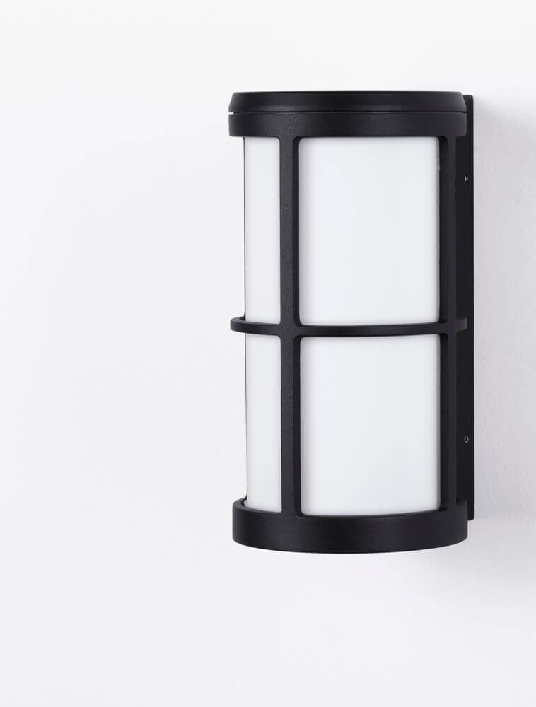 Stone Außenwandleuchte E27 IP54 an einer Wand montiert, modernes Design, schwarz und weiß.