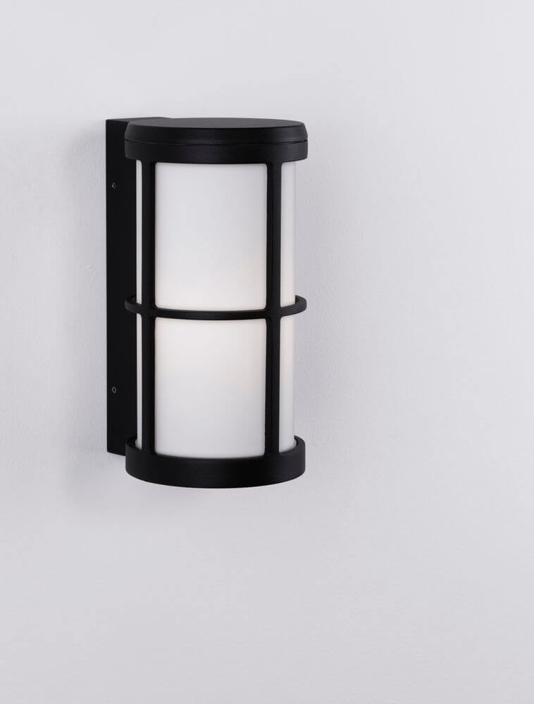 Stone Außenwandleuchte E27 IP54 an einer Wand montiert, schwarzes Gehäuse und frosted Glas.