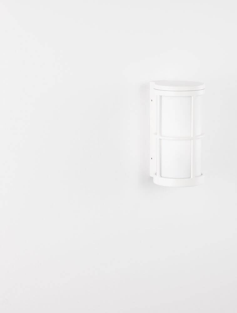 Stone Außenwandleuchte E27 IP54 an einer weißen Wand montiert.