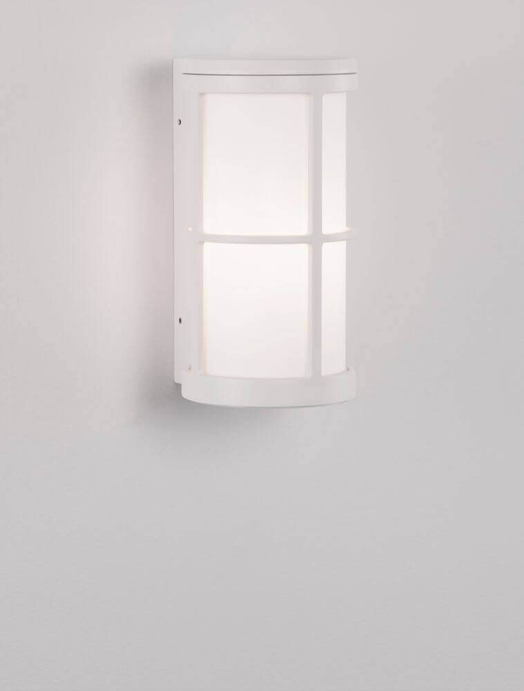 Stone Außenwandleuchte E27 IP54 an einer Wand montiert, minimalistisches Design mit weißem Gehäuse.