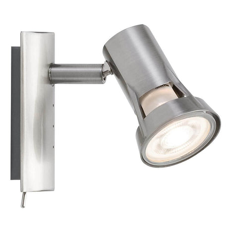 Strahler Teja Nickel satiniert GU10 an einer Wand montiert, modernes und schlichtes Design für vielfältige Wohnsituationen.