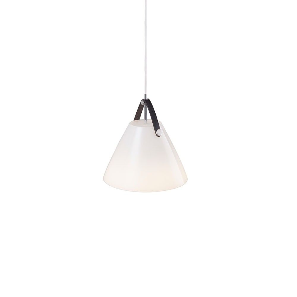 Strap 27 Glas Pendelleuchte Ø 27cm mit 2 Lederriemen Weiß hängend in einem eleganten Design.