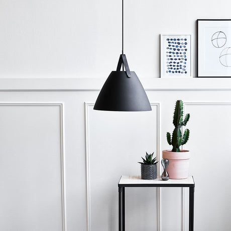 Strap 36 pendant light Ø 36cm with 2 black leather straps, elegant backrest in Nordic style.