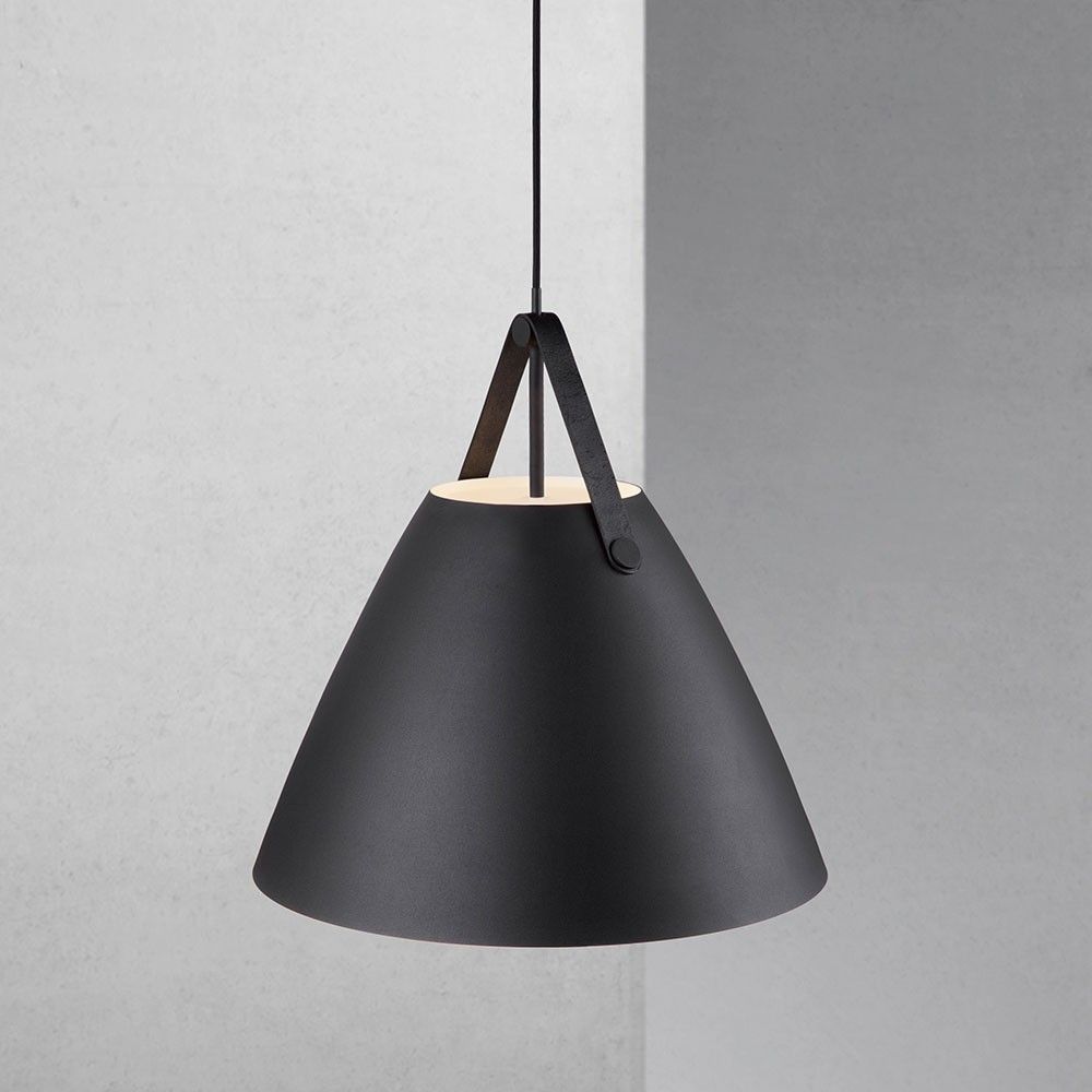 Strap 48 Hängeleuchte Ø 48cm mit 2 Lederriemen Schwarz in modernem Interieur.