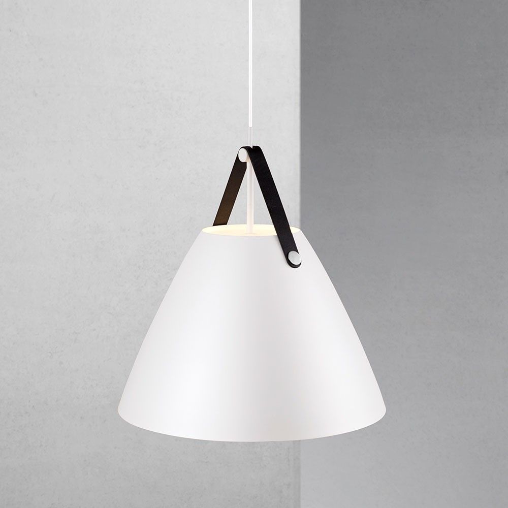 Strap 48 Pendelleuchte Ø 48cm mit 2 Lederriemen Weiß an einer Wand mit grauer Textur.