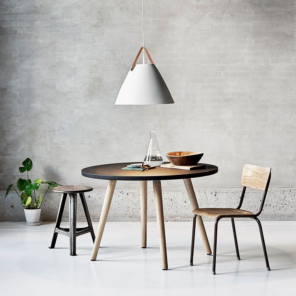 Strap 48 Pendelleuchte Ø 48cm mit 2 Lederriemen Weiß über einem Esstisch in modernem Ambiente.