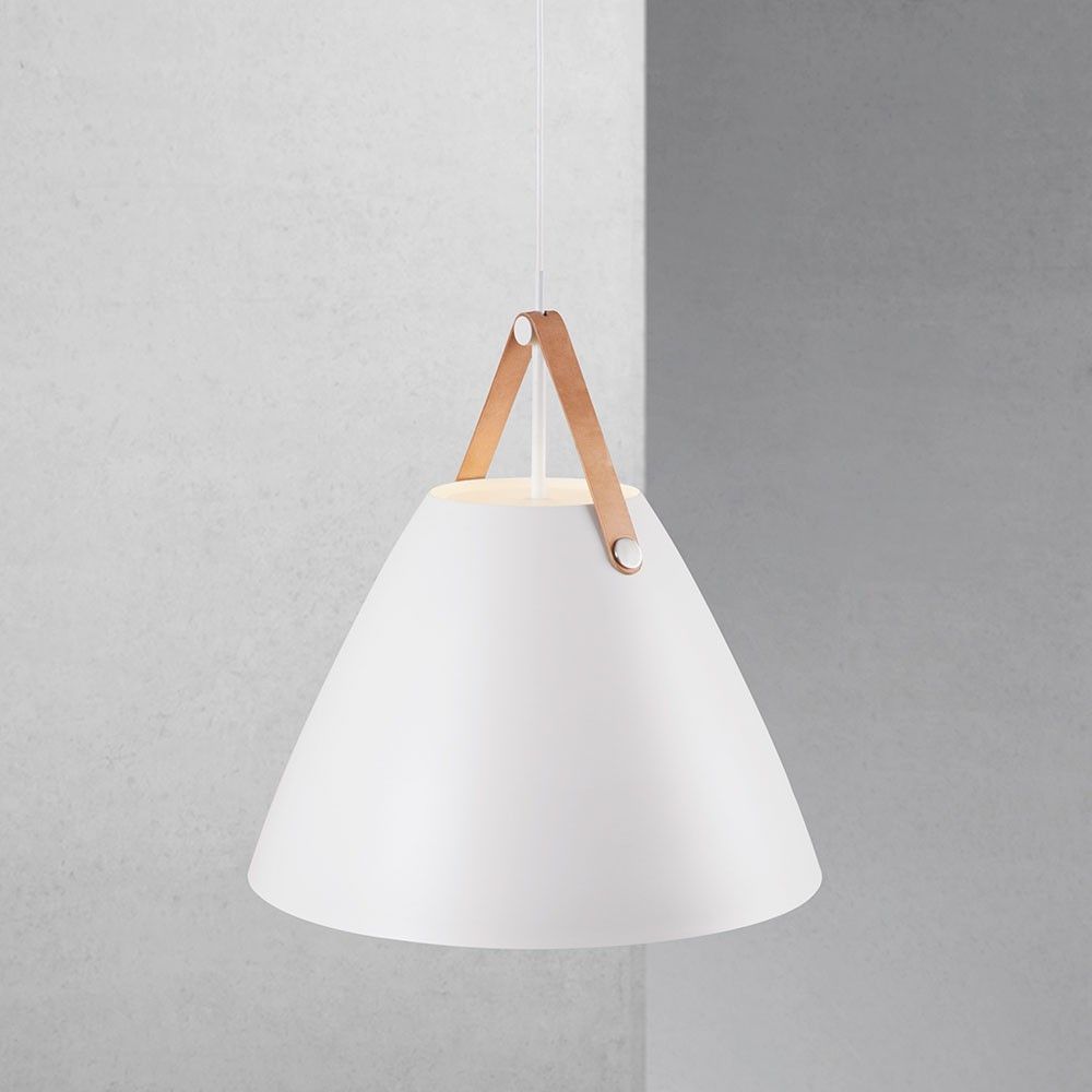 Strap 48 Pendelleuchte Ø 48cm mit 2 Lederriemen Weiß in elegantem Design aus Metall und Leder.