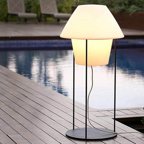 Structure 153cm für Versus Schwarz Stehlampe neben einem Pool auf Holzdeck