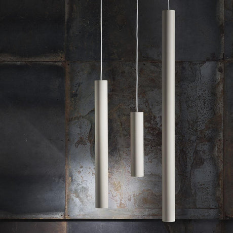 Lodes A-Tube Hängeleuchte GU10 in verschiedenen Größen, modern und elegant, an metallischer Wand installiert.