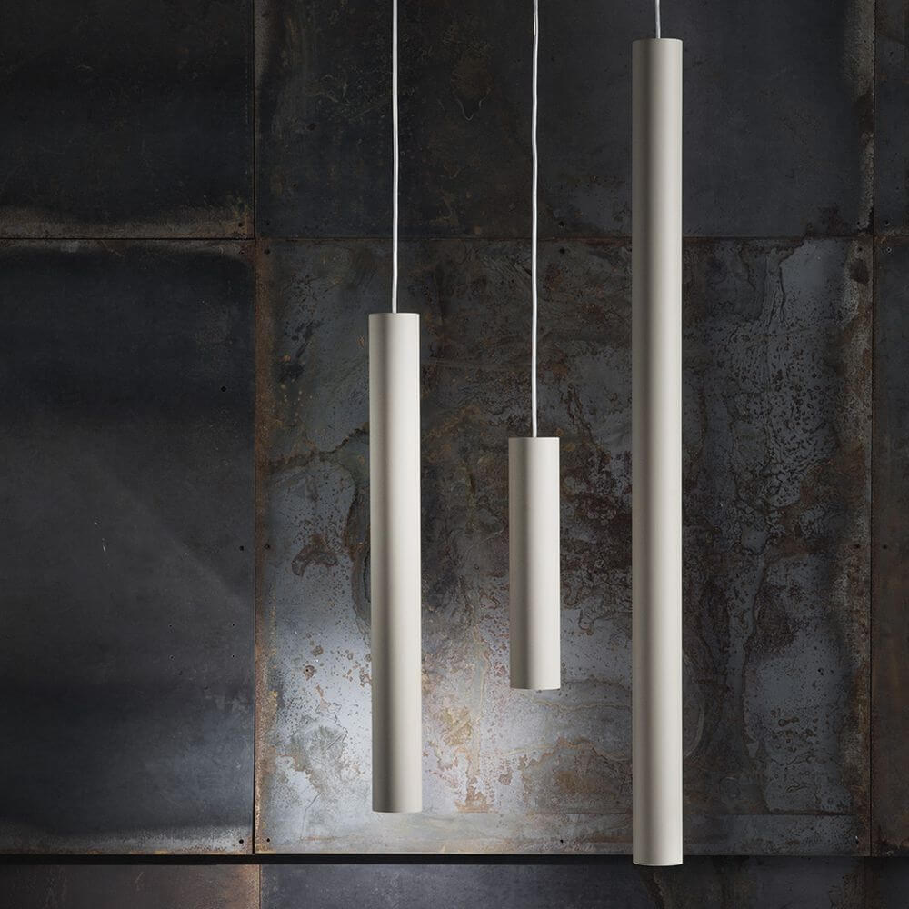 Lodes A-Tube Hängeleuchte GU10 in verschiedenen Größen, modern und elegant, an metallischer Wand installiert.
