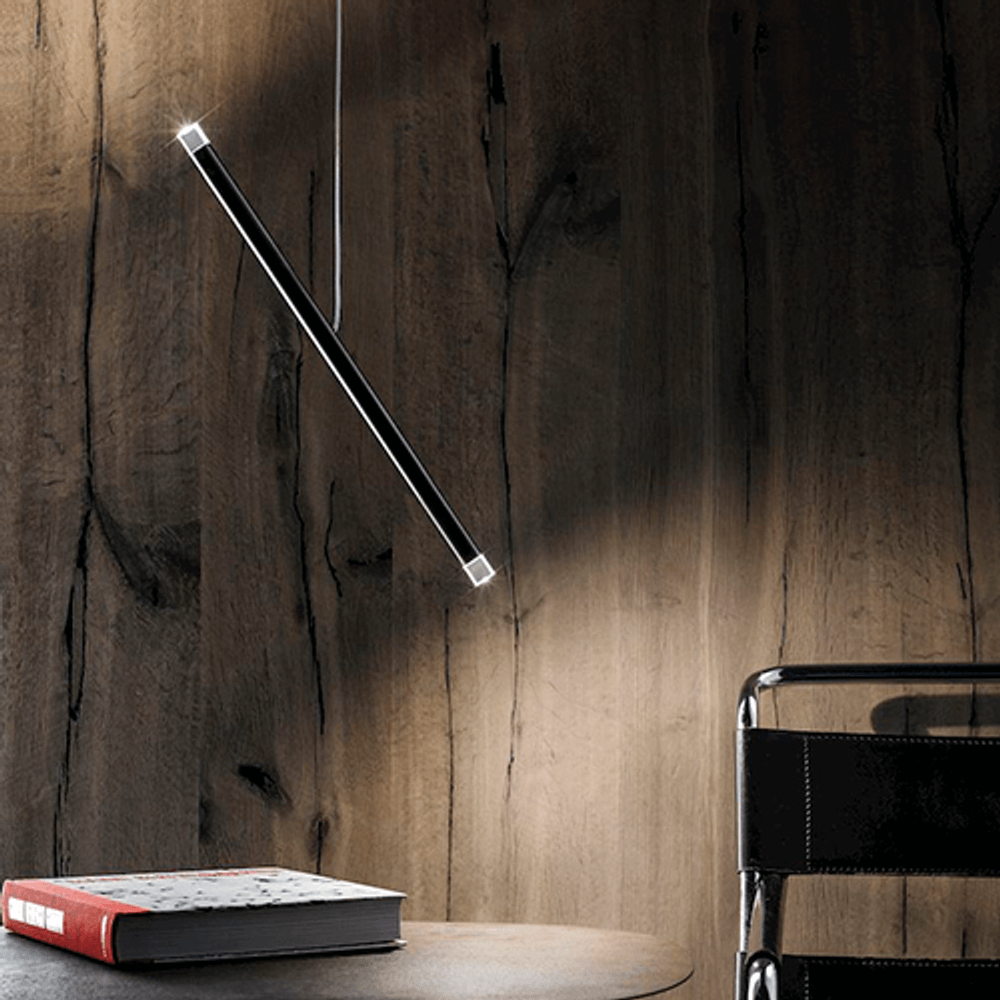 Lodes A-Tube Nano Duo LED Pendellampe, elegante Beleuchtung über einem Holztisch.