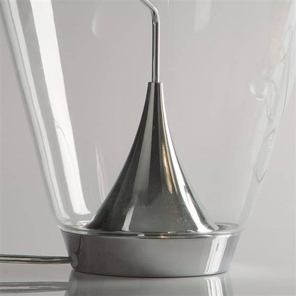 Detailansicht der Lodes Blow LED Tischlampe mundgeblasen mit chromfarbener Basis und mundgeblasenem Glas.
