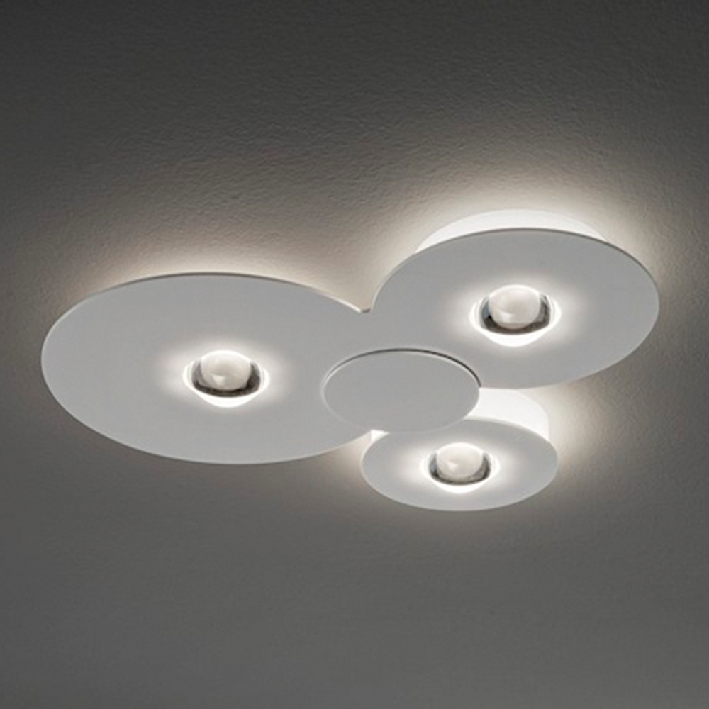 Lodes Bugia Triple LED Deckenlampe in elegantem Design mit drei runden Leuchten und indirekter Beleuchtung.