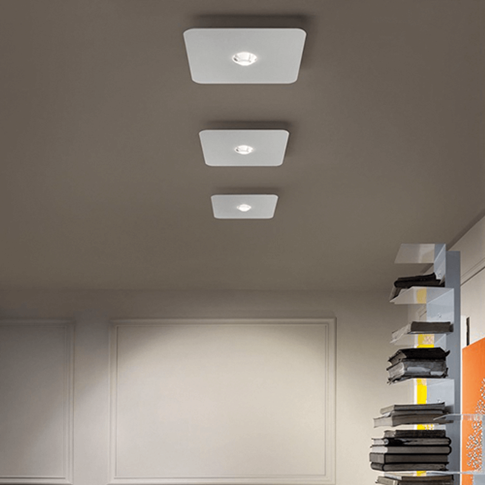 Lodes Frozen Small LED Deckenlampe montiert an der Decke, minimalistisches Design mit harmonischem Licht.