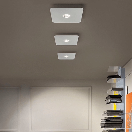 Lodes Frozen Small LED plafonnier monté au plafond, design minimaliste avec une lumière harmonieuse.