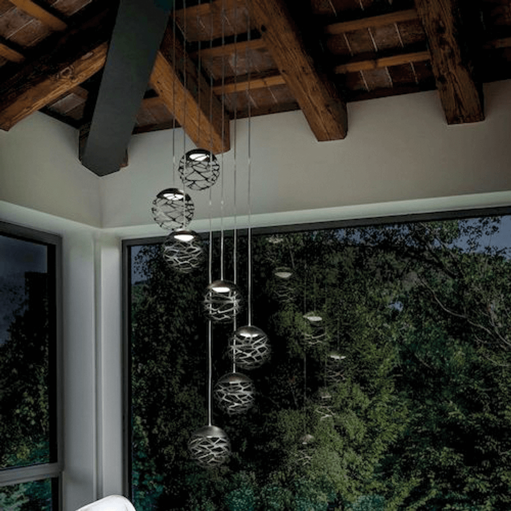 Lodes Kelly Cluster Sphere LED Pendellampe in einem modernen Wohnraum mit Holzdecke.