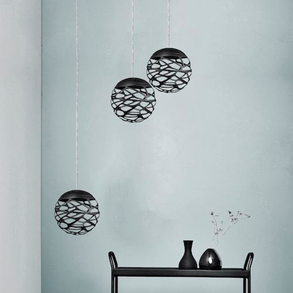Lodes Kelly Cluster Sphere LED Pendellampe in Schwarz, drei Hängeleuchten an einer Wand montiert.