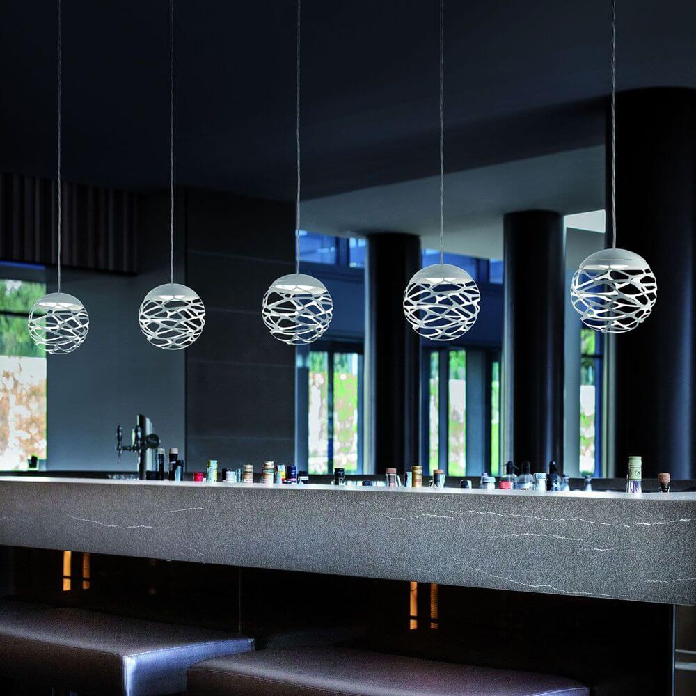 Lodes Kelly Cluster Sphere LED Pendellampe in modernem Innenraum über einer Bar installiert.