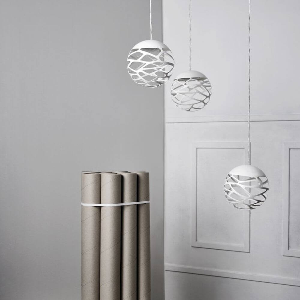 Lodes Kelly Cluster Sphere LED Pendellampe in einer modernen Raumumgebung mit skulpturalem Design.