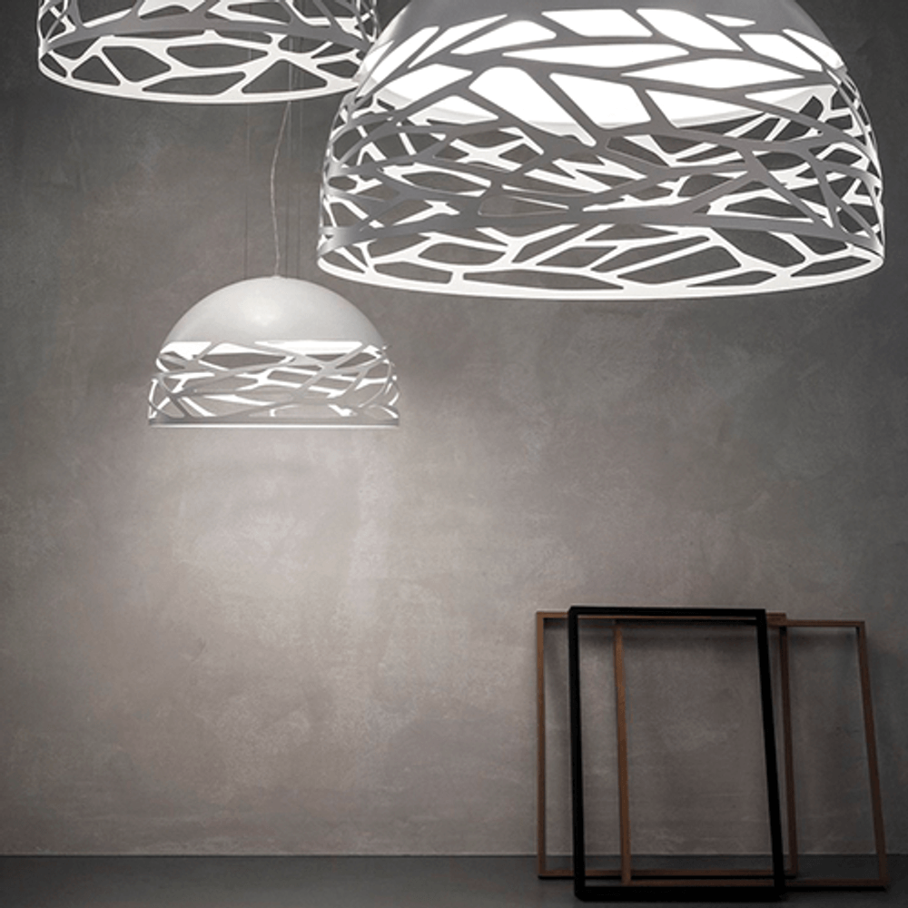 Lodes Kelly Dome Hängelampe mit designigem Lampenschirm und Lichtspiel auf grauem Hintergrund.