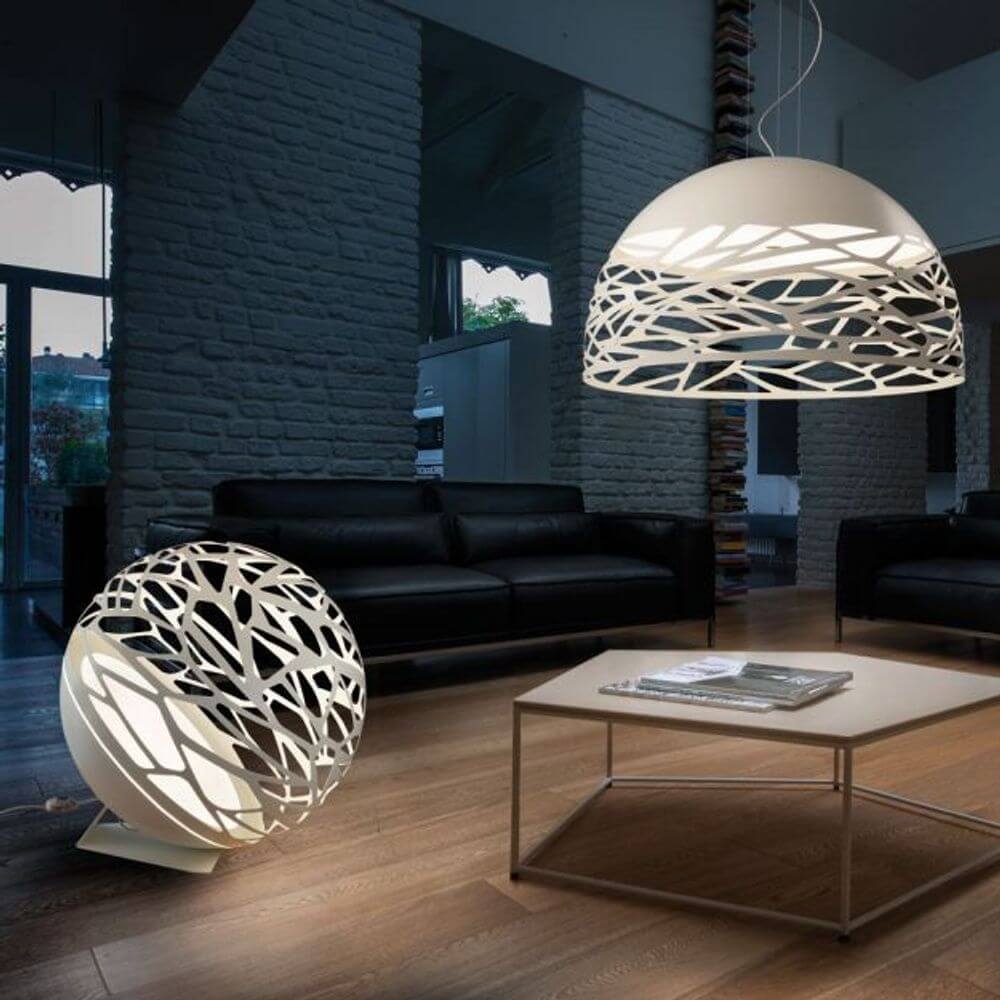 Lodes Kelly Dome Hängelampe im modernen Wohnzimmer mit stilvollem Möbel und Lichtspiel.