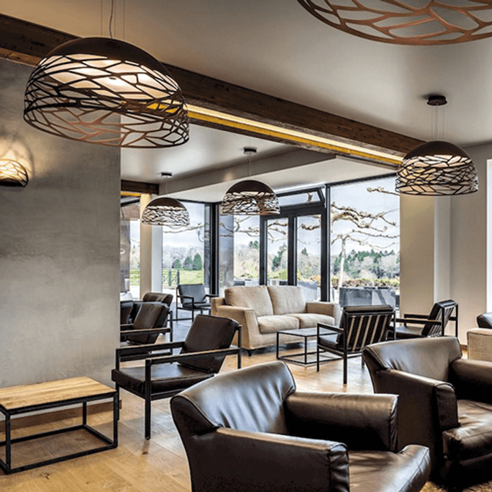 Lodes Kelly Dome Hängelampe in modernem Wohnraum mit eleganten Möbeln und großer Fensterfront.