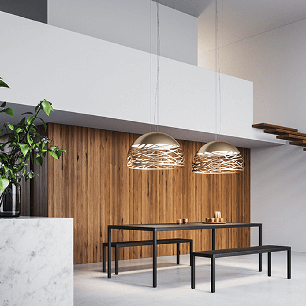 Lodes Kelly Dome Hängelampe in modernem Esszimmer mit elegantem Holz- und Metalldesign.
