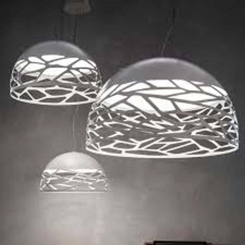 Lodes Kelly Dome Hängelampe mit filigranem Design und Lichtspiel aus Schatten, ideal für moderne Wohnräume.