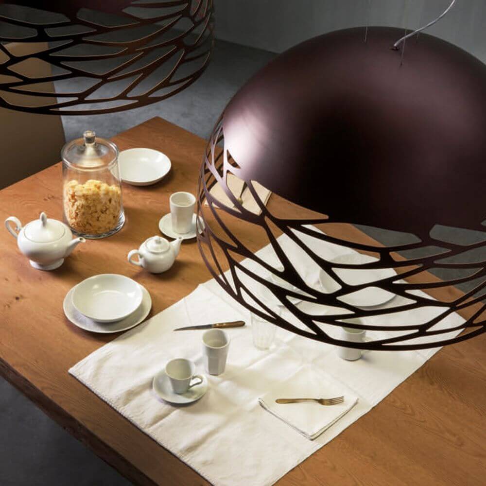 Lodes Kelly Dome Hängelampe über einem Tisch, der für ein elegantes Frühstück gedeckt ist.