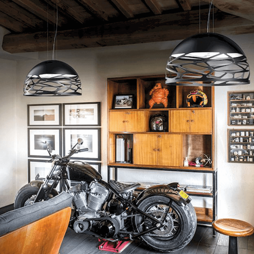 Lodes Kelly Dome Hängelampe in modernem Wohnraum über einer Motorrad-Deko.