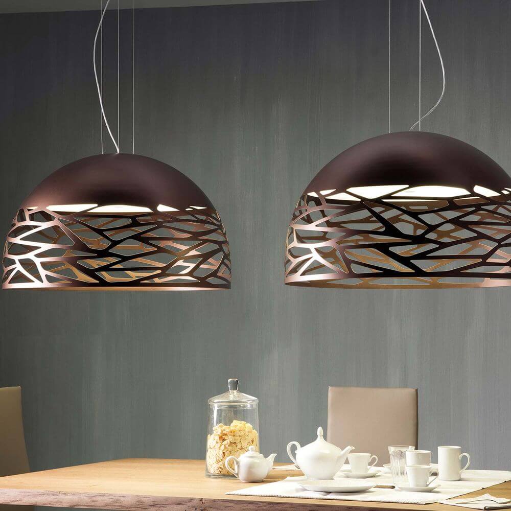 Lodes Kelly Dome Hängelampe in modernem Wohnraum, elegante Licht- und Schatteneffekte durch präzise Laserschnitte.