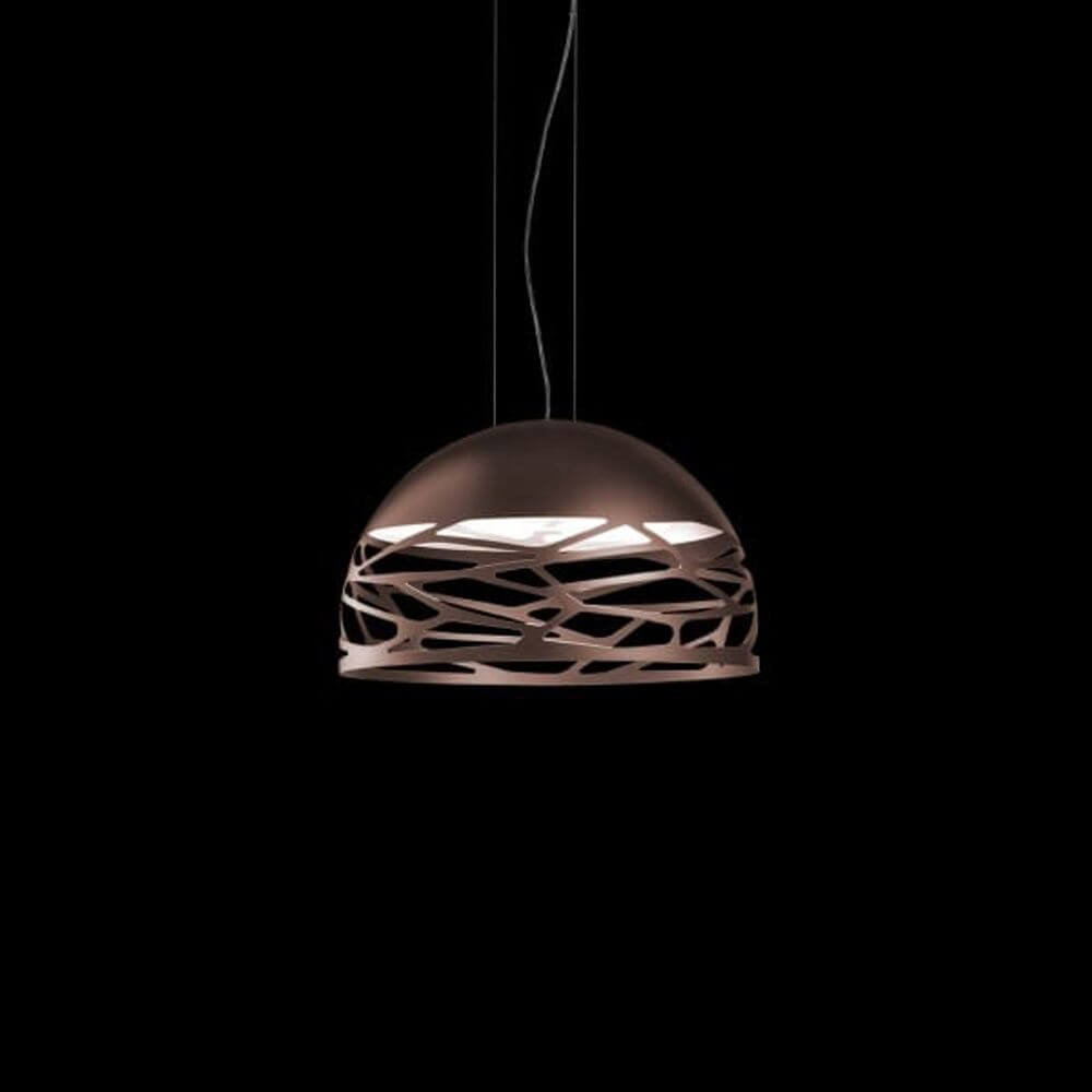 Lodes Kelly Dome Hängelampe mit filigranem Design und spielerischem Licht-Schatten-Effekt.