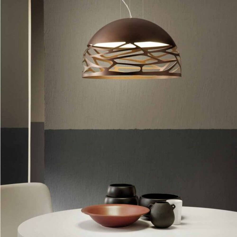 Lodes Kelly Dome Hängelampe über einem Tisch mit dekorativen Schalen, elegantes Lichtdesign für jeden Wohnraum.