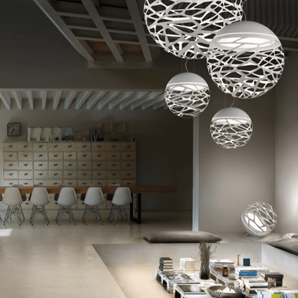 Lodes Kelly Sphere Hängeleuchte in modernem Wohnraum mit eleganten Laserschnitten und faszinierendem Lichtspiel.