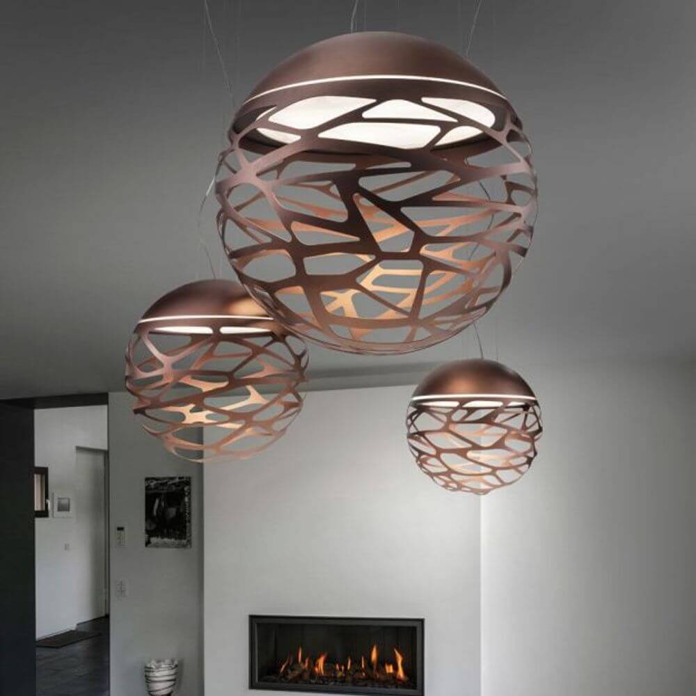Lodes Kelly Sphere Hängeleuchte in modernem Raum mit elegantem Lichtspiel und kunstvollem Design.