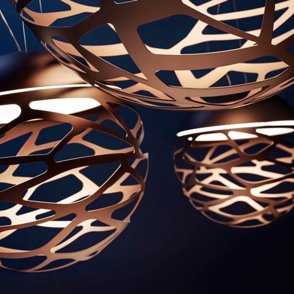 Lodes Kelly Sphere Hängeleuchte in modernen, eleganten Designs mit faszinierenden Licht- und Schatteneffekten.