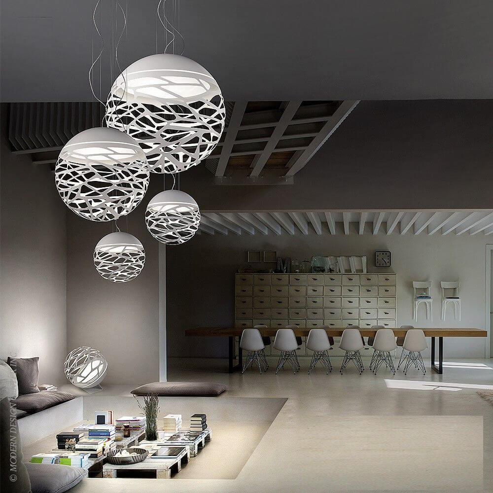 Lodes Kelly Sphere Hängeleuchte in modernem Interieur, elegante Licht- und Schattenspiele durch präzise Laserschnitte.