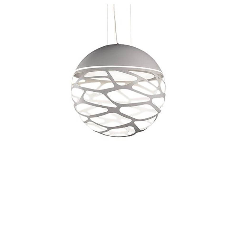 Lodes Kelly Sphere Hängeleuchte mit elegantem Design und faszinierendem Spiel aus Licht und Schatten.
